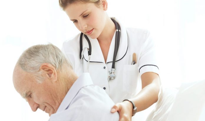 hastayı muayene eden doktor