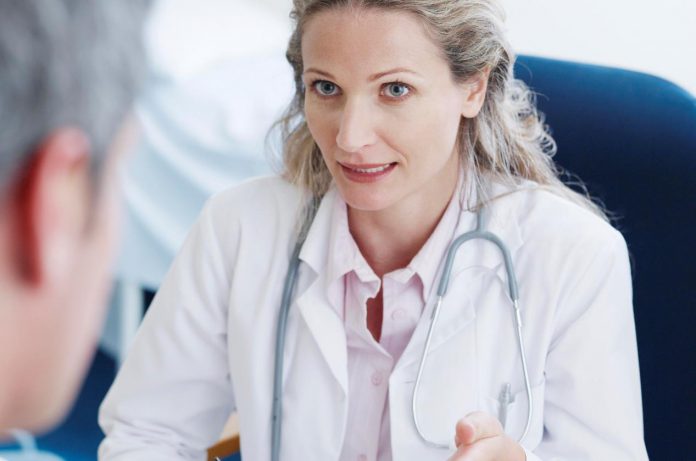hastasına bakan doktor