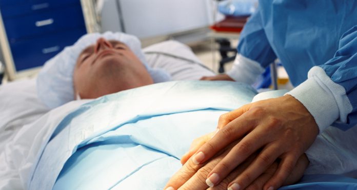 yoğun bakımda doktor hasta