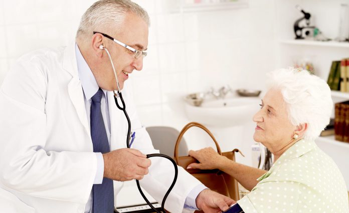 yaşlı hastasına bakan doktor