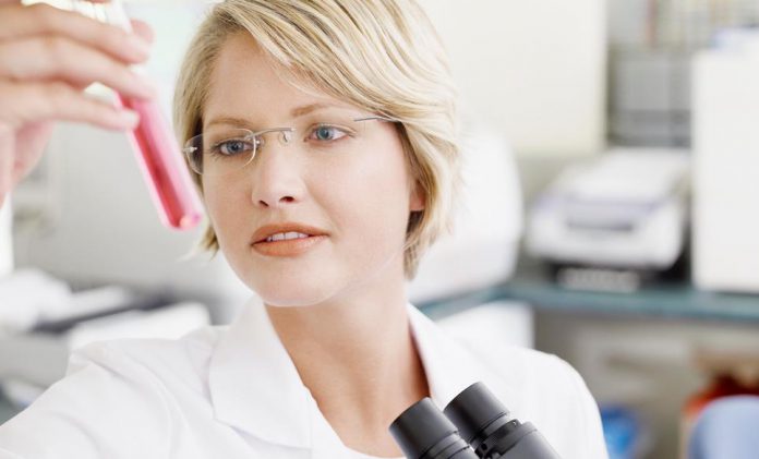 laboratuvarda doktor